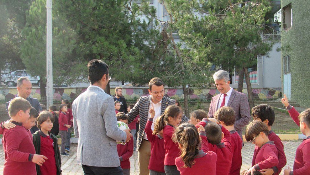 Kaymakamımız ve Milli Eğitim Müdürümüz Cumhuriyet İlkokulunu ziyaret etti.