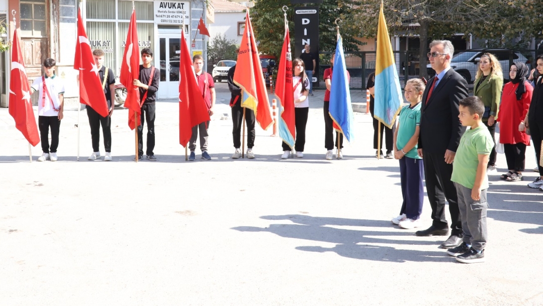 İLKÖĞRETİM HAFTASI ÇELENK KOYMA TÖRENİ DÜZENLENDİ